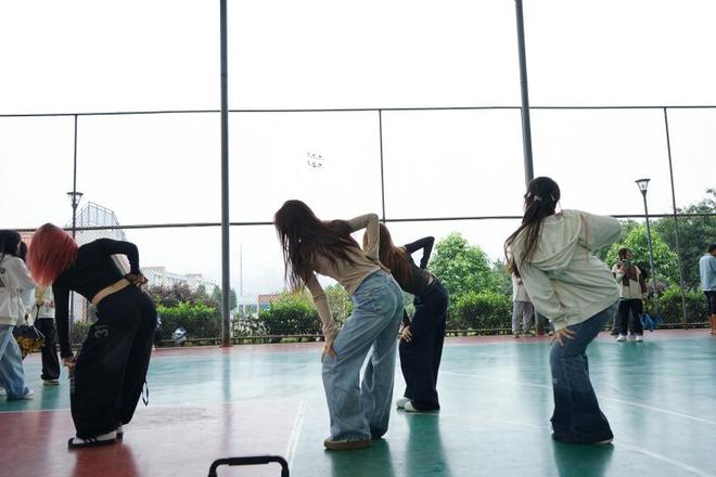 青春集结梦想启航!重庆工程学院双桥校区社团招新燃动校园(图4) 青春集结梦想启航!重庆工程学院双桥校区社团招新燃动校园(图4)