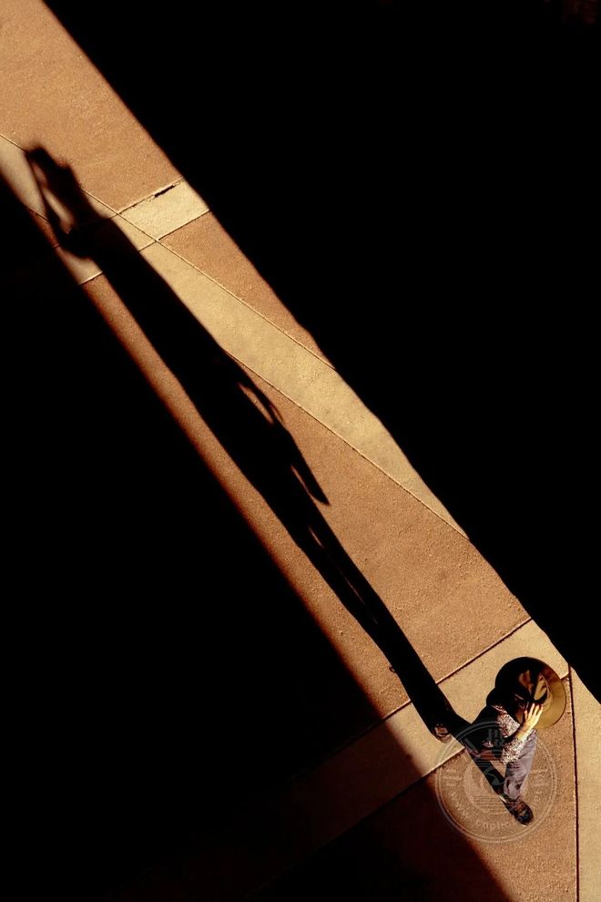 捕捉世界的偶然与诗意2025年世界街头摄影奖获奖公布（三）(图1)